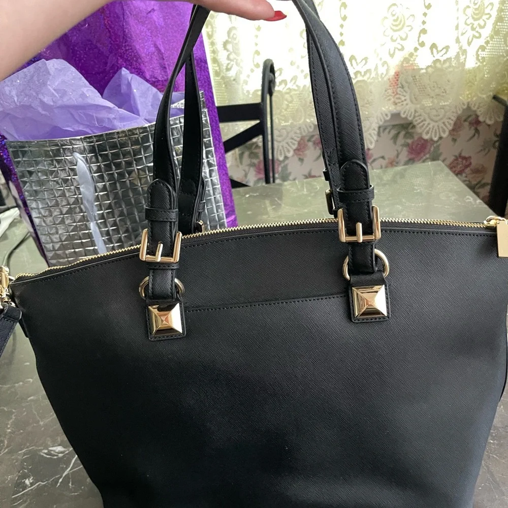 Michael Kors large black bag. Excellent condition no tears or marks on it - Picture 3 of 12
